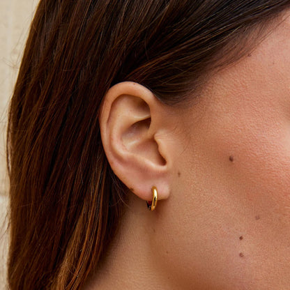 Conjunto de mini aros dorados