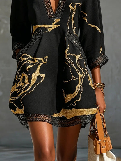 Keila  | Minivestido negro con estampado de mármol dorado y encaje de ganchillo